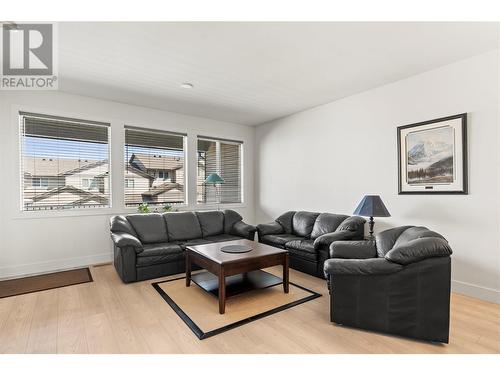 933 Mt Robson Place Place Unit# 11, Vernon, BC - Indoor Photo Showing Living Room