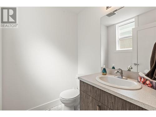 933 Mt Robson Place Place Unit# 11, Vernon, BC - Indoor Photo Showing Bathroom