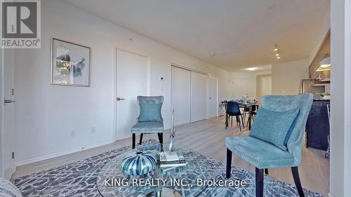 415 - 1 Falaise Road, Toronto, ON - Indoor Photo Showing Living Room