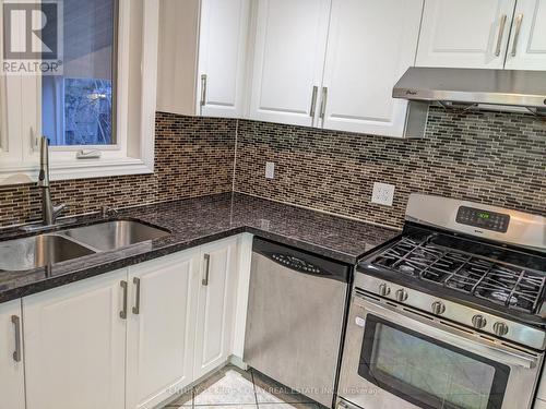 391 Wenlock Avenue, Richmond Hill, ON - Indoor Photo Showing Kitchen With Double Sink With Upgraded Kitchen