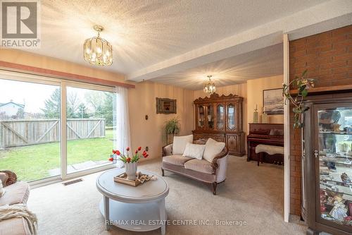 7147 Wellington Road 124 Road, Guelph/Eramosa, ON - Indoor Photo Showing Living Room