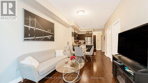 517 - 385 Prince Of Wales Drive, Mississauga, ON - Indoor Photo Showing Living Room