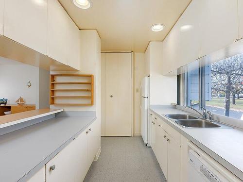 Cuisine - 320 Rue Drapeau, Longueuil (Le Vieux-Longueuil), QC - Indoor Photo Showing Kitchen With Double Sink