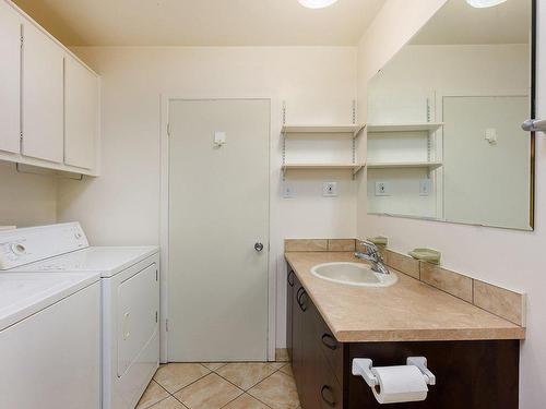 Salle de bains - 320 Rue Drapeau, Longueuil (Le Vieux-Longueuil), QC - Indoor Photo Showing Laundry Room