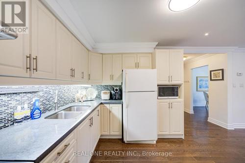 19 Dunbar Crescent, Markham, ON - Indoor Photo Showing Kitchen With Double Sink