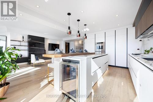 318 - 2095 Lake Shore Boulevard W, Toronto, ON - Indoor Photo Showing Kitchen With Upgraded Kitchen