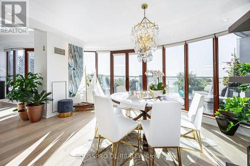 318 - 2095 Lake Shore Boulevard W, Toronto, ON - Indoor Photo Showing Dining Room