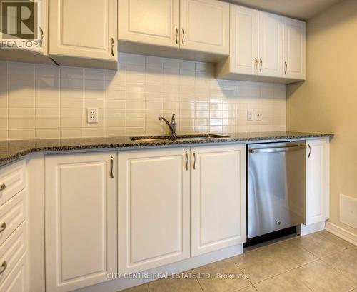 38 - 2441 Greenwich Drive, Oakville, ON - Indoor Photo Showing Kitchen