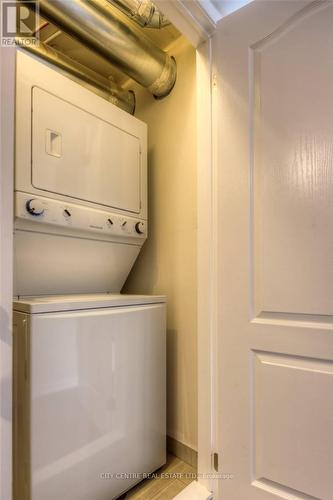 38 - 2441 Greenwich Drive, Oakville, ON - Indoor Photo Showing Laundry Room