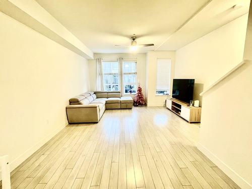 8570 204 Street, Langley, BC - Indoor Photo Showing Living Room