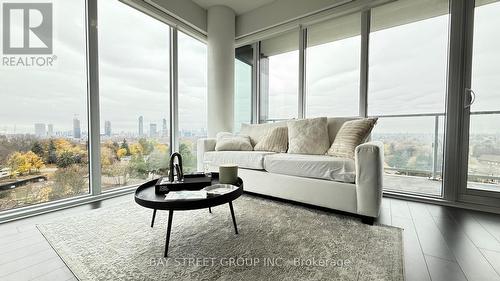 733 - 20 O'Neill Road, Toronto, ON - Indoor Photo Showing Living Room