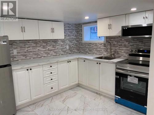 543 Drew Street, Oshawa, ON - Indoor Photo Showing Kitchen With Upgraded Kitchen