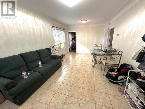 1529 Hall Avenue, Windsor, ON - Indoor Photo Showing Living Room