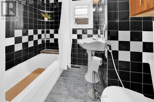 1529 Hall Avenue, Windsor, ON - Indoor Photo Showing Bathroom