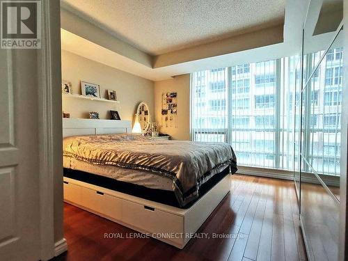 201 - 263 Wellington Street W, Toronto, ON - Indoor Photo Showing Bedroom