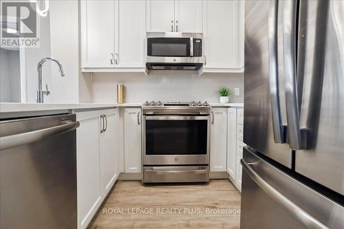 338 - 102 Grovewood Common, Oakville, ON - Indoor Photo Showing Kitchen With Upgraded Kitchen