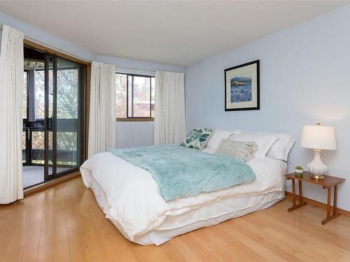 304-1560 Hillside Ave, Victoria, BC - Indoor Photo Showing Bedroom