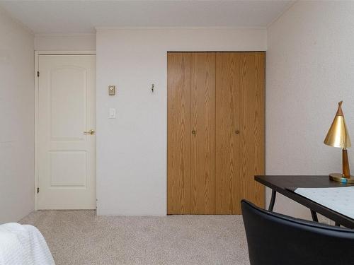 304-1560 Hillside Ave, Victoria, BC - Indoor Photo Showing Bedroom