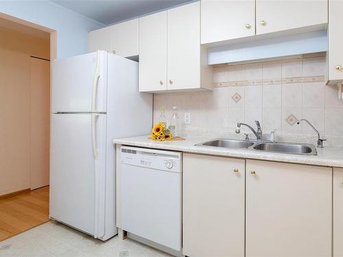 304-1560 Hillside Ave, Victoria, BC - Indoor Photo Showing Kitchen With Double Sink