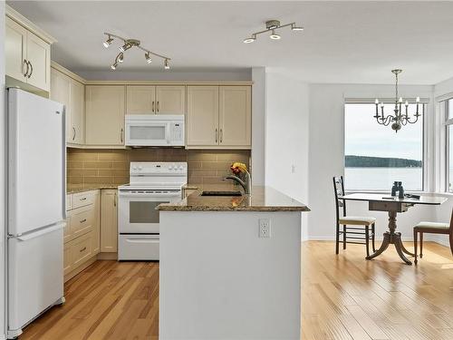 3207-27 Island Hwy South, Campbell River, BC - Indoor Photo Showing Kitchen