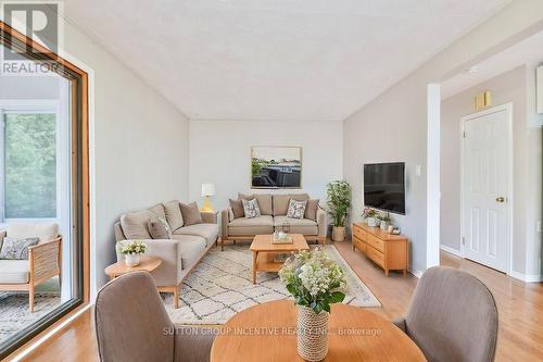 537 Huronia Road, Barrie, ON - Indoor Photo Showing Living Room