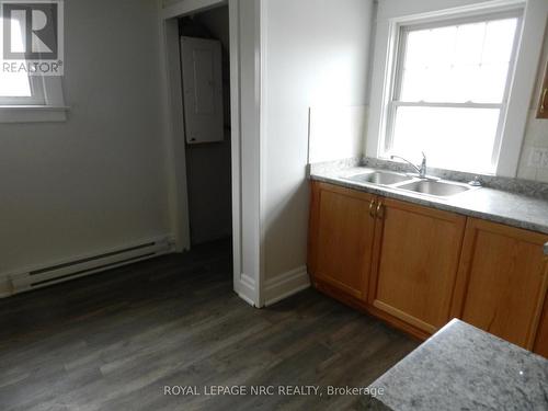 Unit 1 - 6891 Lundy'S Lane Lane N, Niagara Falls (215 - Hospital), ON - Indoor Photo Showing Kitchen With Double Sink