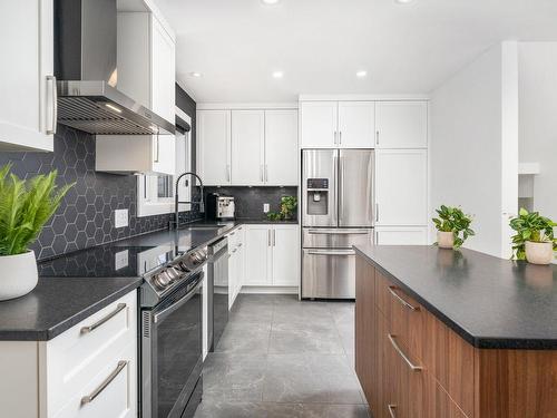 Kitchen - 6179 Rue Des Mûriers, Longueuil (Saint-Hubert), QC - Indoor Photo Showing Kitchen With Upgraded Kitchen