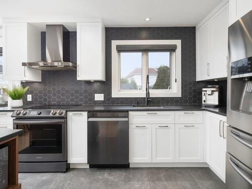 Kitchen - 6179 Rue Des Mûriers, Longueuil (Saint-Hubert), QC - Indoor Photo Showing Kitchen With Upgraded Kitchen