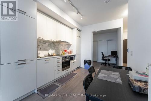 919 - 38 Honeycrisp Crescent, Vaughan, ON - Indoor Photo Showing Kitchen