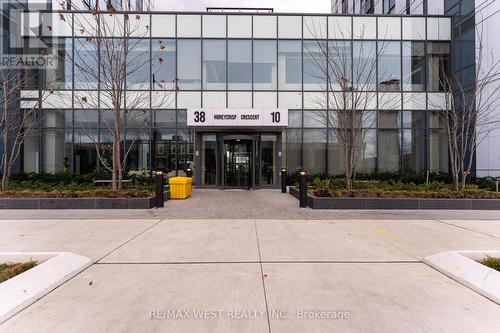 919 - 38 Honeycrisp Crescent, Vaughan, ON - Outdoor