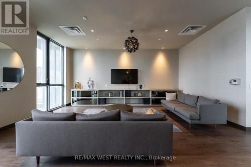 919 - 38 Honeycrisp Crescent, Vaughan, ON - Indoor Photo Showing Living Room