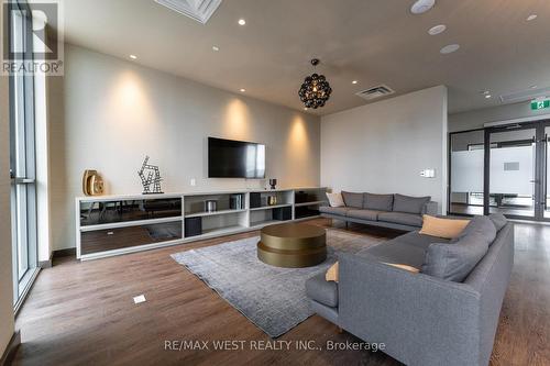 919 - 38 Honeycrisp Crescent, Vaughan, ON - Indoor Photo Showing Living Room