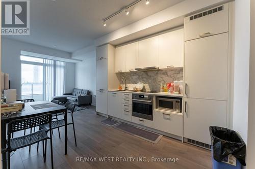 919 - 38 Honeycrisp Crescent, Vaughan, ON - Indoor Photo Showing Kitchen