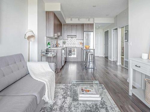 1812-50 Ann O'Reilley Rd, Toronto, ON - Indoor Photo Showing Living Room