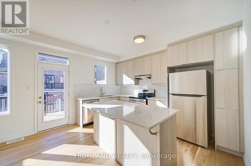 3034 Bramall Crescent, Oakville, ON - Indoor Photo Showing Kitchen With Upgraded Kitchen