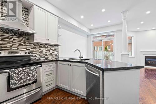 19 Chelton Drive, Richmond Hill, ON - Indoor Photo Showing Kitchen With Upgraded Kitchen