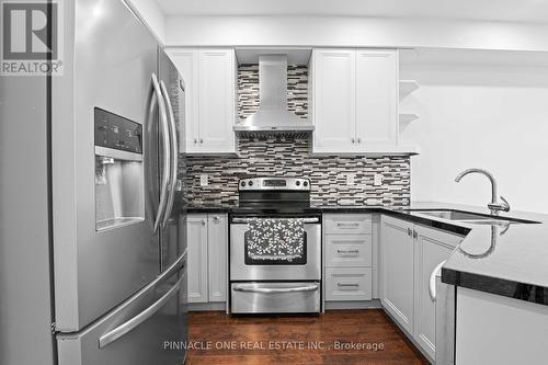 19 Chelton Drive, Richmond Hill, ON - Indoor Photo Showing Kitchen With Upgraded Kitchen