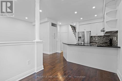 19 Chelton Drive, Richmond Hill, ON - Indoor Photo Showing Kitchen With Upgraded Kitchen