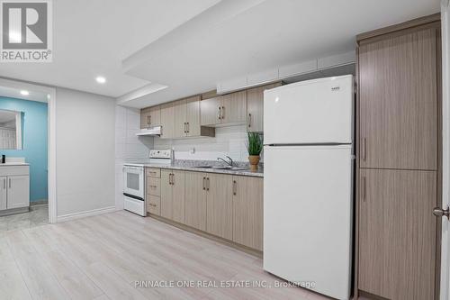 19 Chelton Drive, Richmond Hill, ON - Indoor Photo Showing Kitchen