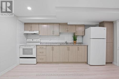 19 Chelton Drive, Richmond Hill, ON - Indoor Photo Showing Kitchen