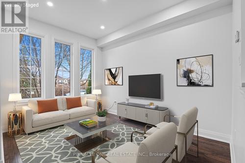 19 Chelton Drive, Richmond Hill, ON - Indoor Photo Showing Living Room