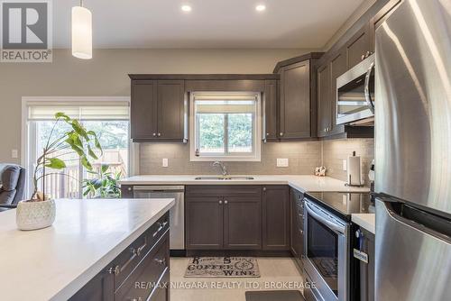 7299 Sherrilee Crescent, Niagara Falls (222 - Brown), ON - Indoor Photo Showing Kitchen With Double Sink With Upgraded Kitchen