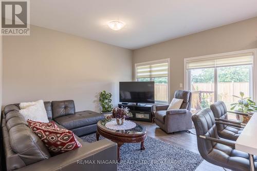 7299 Sherrilee Crescent, Niagara Falls (222 - Brown), ON - Indoor Photo Showing Living Room