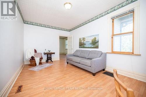 1094 Madawaska Street, Greater Madawaska, ON - Indoor Photo Showing Living Room