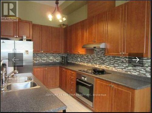 5197 Preservation Circle, Mississauga, ON - Indoor Photo Showing Kitchen With Double Sink