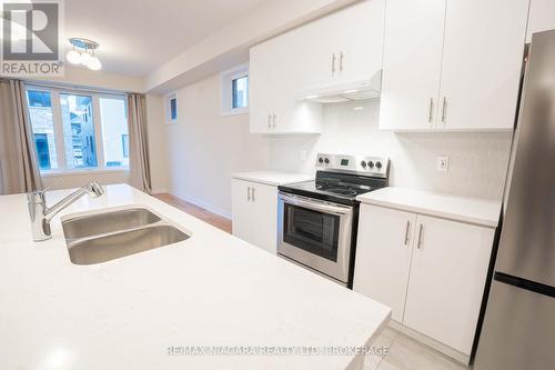 42 Sunflower Crescent, Thorold (562 - Hurricane/Merrittville), ON - Indoor Photo Showing Kitchen With Double Sink