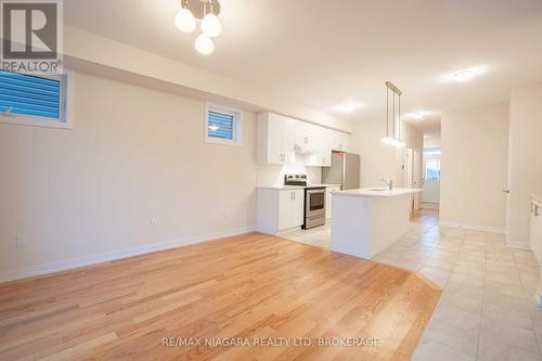 42 Sunflower Crescent, Thorold (562 - Hurricane/Merrittville), ON - Indoor Photo Showing Kitchen