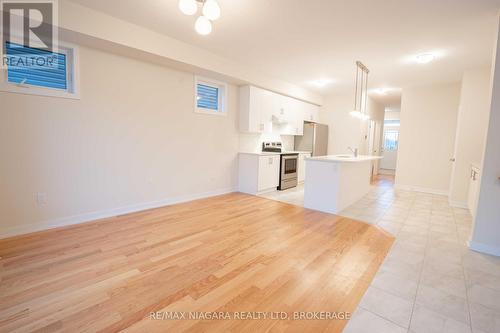 42 Sunflower Crescent, Thorold (562 - Hurricane/Merrittville), ON - Indoor Photo Showing Kitchen