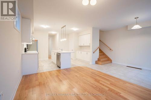 42 Sunflower Crescent, Thorold (562 - Hurricane/Merrittville), ON - Indoor Photo Showing Kitchen