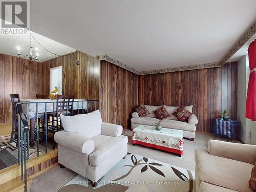 505 - 10 Parkway Forest Drive, Toronto, ON - Indoor Photo Showing Living Room